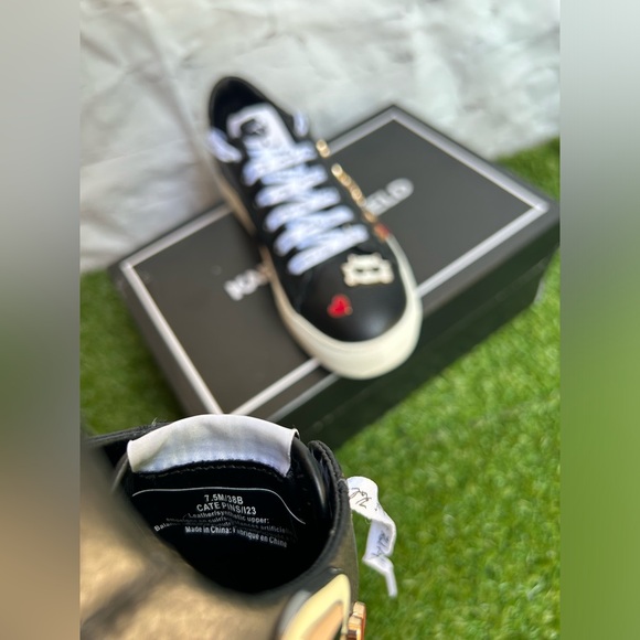 Karl Lagerfeld Paris US 7.5 EU 37.5
CATE PINS
BLACK
TUMBLED LEATHER
Like new - Picture 15 of 16